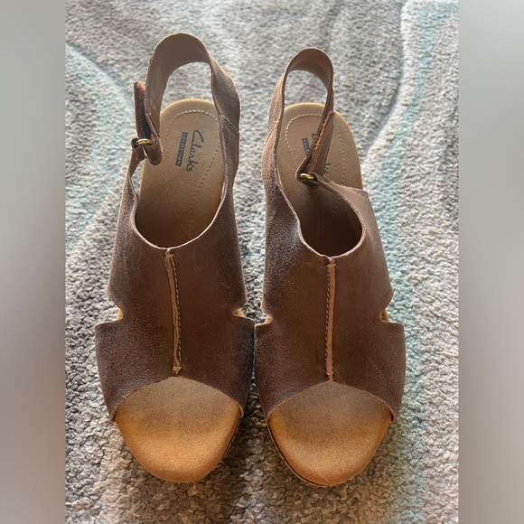 Clarks Women’s size 9 Brown Wedge Sandal - Picture 2 of 5